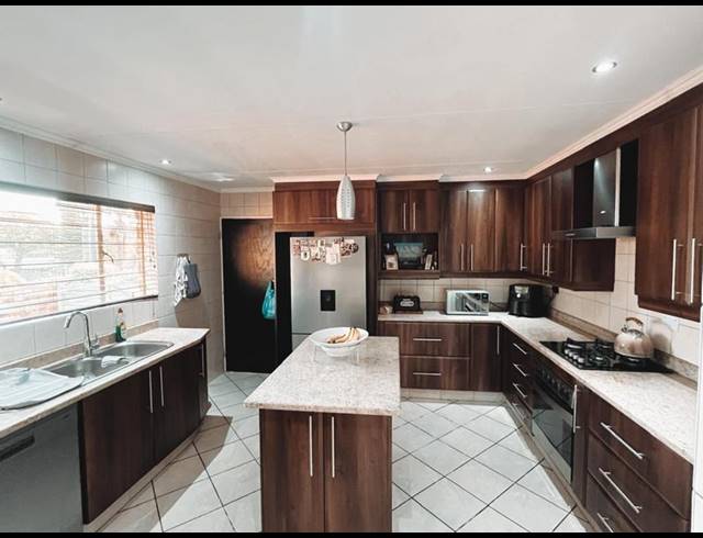 4 BEDROOM HOUSE FOR SALE IN VAN RIEBEECK PARK